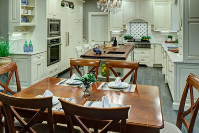 Kitchen - traditional kitchen idea in New York