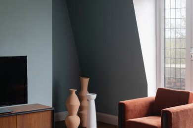 Ispirazione per un ampio soggiorno minimal aperto con sala formale, pareti blu, parquet scuro, TV autoportante e pavimento marrone