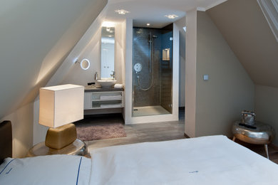 Diseño de habitación de invitados mediterránea pequeña con paredes grises, suelo vinílico, suelo marrón y todos los tratamientos de pared