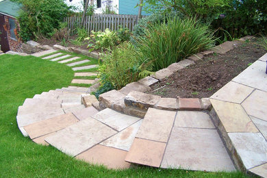 Inspiration for a contemporary backyard garden in Edinburgh.