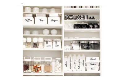 Small trendy kitchen pantry photo in Chicago with white backsplash