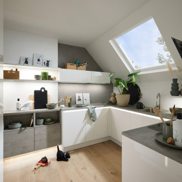 Planung mit Dachschräge - LUX Weiß und STONE Beton