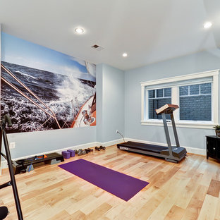 ワシントンD.C.のトラディショナルスタイルのおしゃれなホームジム (青い壁、ベージュの床) の写真