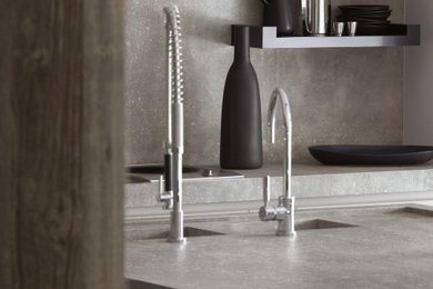 Immagine di una cucina moderna con top piastrellato, pavimento in gres porcellanato, pavimento grigio e top grigio