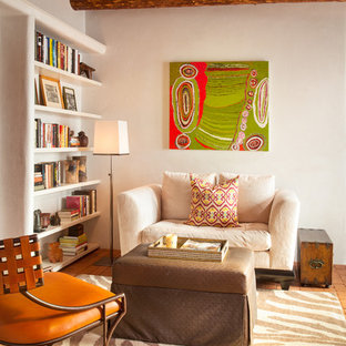 Fernseherlose, Offene Mediterrane Bibliothek ohne Kamin mit beiger Wandfarbe und Backsteinboden in Albuquerque
