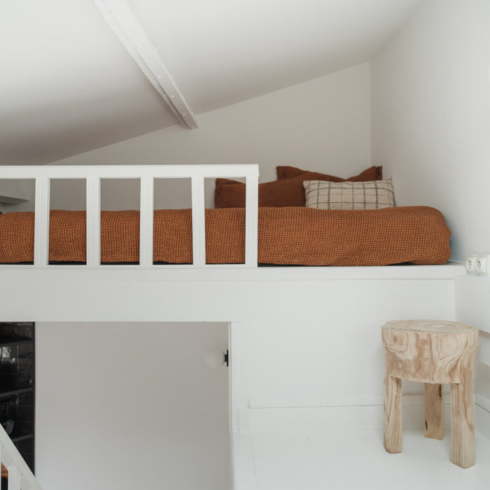 Mid-century modern bedroom photo in Paris