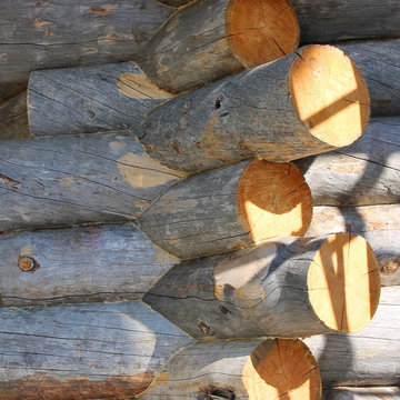 Kelo Sauna aus Vollholz Naturstämmen