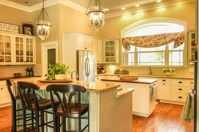 Kitchen - traditional kitchen idea in Austin