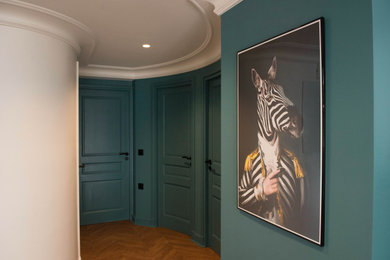 Exemple d'un hall d'entrée chic avec un mur bleu.
