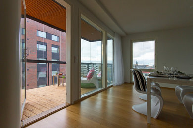На фото: большой балкон и лоджия в скандинавском стиле с металлическими перилами с