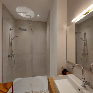 Düsseldorf, modernisiertes Bad mit begehbarer Duschtasse.