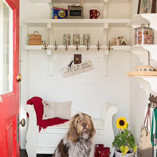 Esempio di un ingresso con anticamera country di medie dimensioni con pareti bianche, pavimento in vinile, una porta singola e una porta rossa