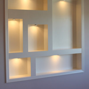 Exempel på en separat matplats, med grå väggar, ljust trägolv och gult golv