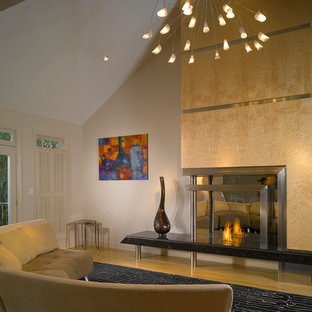 Foto på ett litet funkis separat vardagsrum, med beige väggar, mellanmörkt trägolv, en standard öppen spis, ett finrum och en spiselkrans i trä