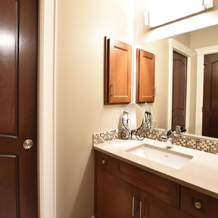 Diseño de sótano con puerta tradicional, grande, con paredes beige, moqueta, chimenea tradicional, marco de chimenea de madera y suelo beige