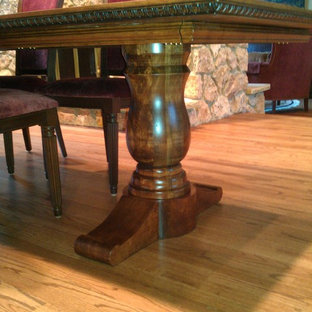 ニューアークの中サイズのエクレクティックスタイルのLDKの画像 (ベージュの壁、淡色無垢フローリング、暖炉なし)