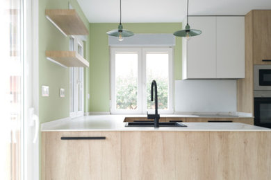 Madera, negro y verde suave: el nuevo lenguaje de este hogar