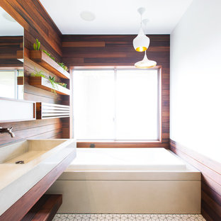 Esempio di una stanza da bagno padronale moderna di medie dimensioni con lavabo integrato, ante con finitura invecchiata, top in cemento, vasca da incasso, doccia ad angolo, WC sospeso, piastrelle bianche, piastrelle in ceramica, pareti bianche e pavimento con piastrelle in ceramica