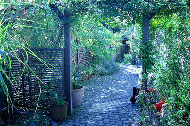 This is an example of a country garden in Cologne with natural stone pavers.