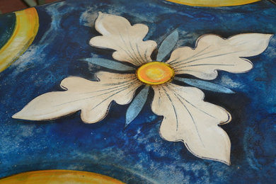 Tavolino effetto ceramica. Dettaglio del fiore.