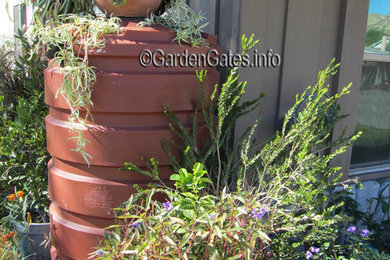 Kleiner Stilmix Garten hinter dem Haus mit Kübelpflanzen in Los Angeles