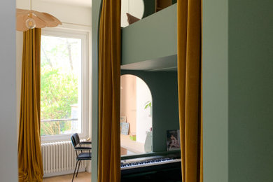 Aménagement d'une chambre d'enfant de 4 à 10 ans contemporaine de taille moyenne avec parquet clair, du papier peint et un lit mezzanine.