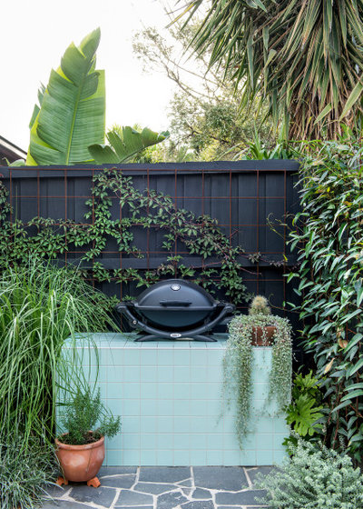 Midcentury Garden by Lisa Breeze Architect
