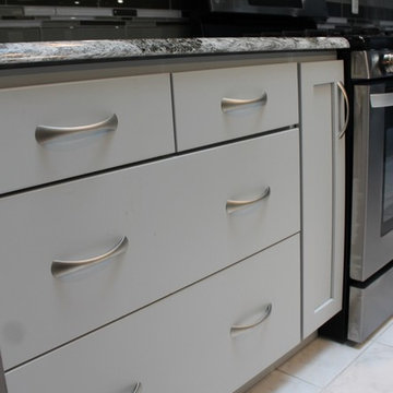 Starmark Maple Bridgeport in Pearl w/ Nickel Glaze Kitchen