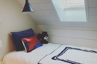 Foto de dormitorio infantil minimalista grande con paredes blancas, machihembrado, moqueta y suelo gris