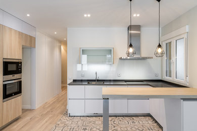 Diseño de cocina comedor moderna con encimeras negras