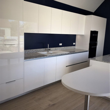 Cuisine contemporaine ambiance bord de mer dans une extension ossature bois