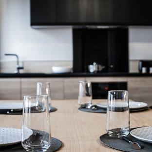 ナンシーの広いコンテンポラリースタイルのLDKの画像 (グレーの壁、クッションフロア、暖炉なし、ベージュの床)