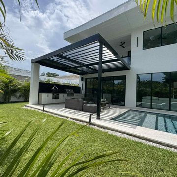 Alluminum pergola