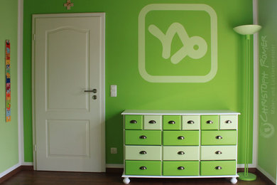 Neutrales Klassisches Kinderzimmer mit grüner Wandfarbe und Laminat in Düsseldorf