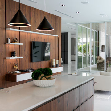 Sophisticated High Gloss with a natural touch of Walnut