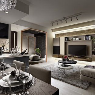Idee per un soggiorno moderno aperto con pareti grigie, pavimento in legno verniciato, TV autoportante e pavimento beige