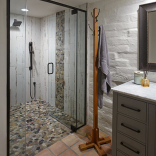 Ispirazione per una piccola stanza da bagno padronale minimalista con ante in stile shaker, ante grigie, doccia aperta, WC monopezzo, piastrelle bianche, piastrelle in gres porcellanato, pareti bianche, pavimento in terracotta, lavabo sottopiano, top in quarzite, pavimento rosso, porta doccia a battente e top bianco