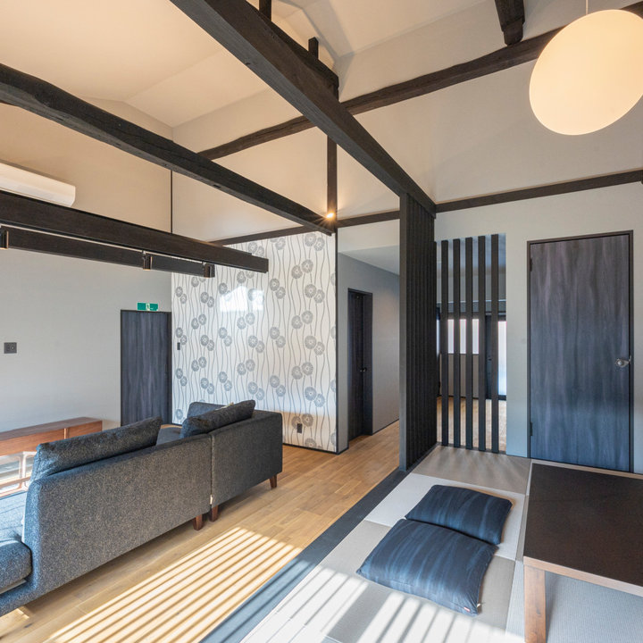 おしゃれなリビング・居間 (和モダンな壁紙、壁紙) の画像 75選 - 2026 年 7月 | Houzz (ハウズ)