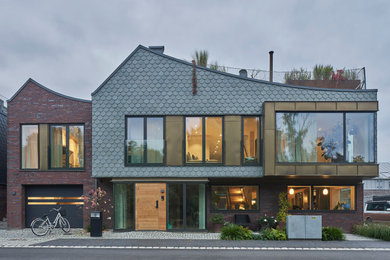 Modelo de fachada de casa pareada nórdica de dos plantas con revestimientos combinados