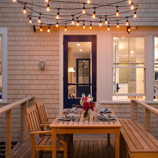 ポートランド(メイン)の小さいビーチスタイルのおしゃれな裏庭のデッキ (日よけなし) の写真