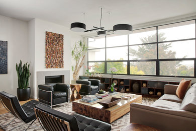 Großes, Fernseherloses, Offenes, Repräsentatives Modernes Wohnzimmer ohne Kamin mit dunklem Holzboden, weißer Wandfarbe und braunem Boden