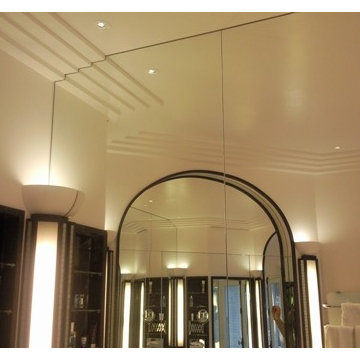 Détail de la corniche filant dans le miroir