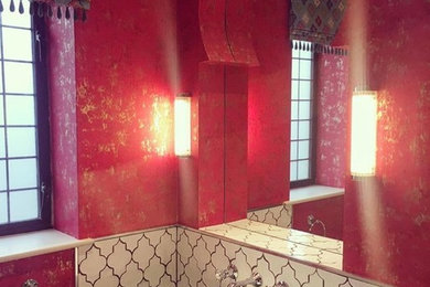 Imagen de cuarto de baño principal de estilo zen pequeño con puertas de armario grises, ducha a ras de suelo, baldosas y/o azulejos blancos, baldosas y/o azulejos de cemento, paredes rosas, suelo de azulejos de cemento, encimera de azulejos, suelo gris y encimeras turquesas