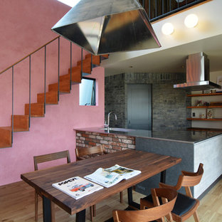 名古屋のアジアンスタイルのLDKの画像 (ピンクの壁、無垢フローリング、茶色い床)