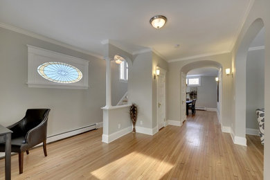 Transitional entryway photo in Minneapolis
