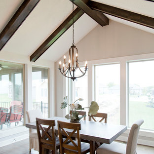 カンザスシティの広いカントリー風 LDKの画像 (ベージュの壁、無垢フローリング、茶色い床)