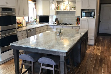 Example of a farmhouse kitchen design in Cleveland