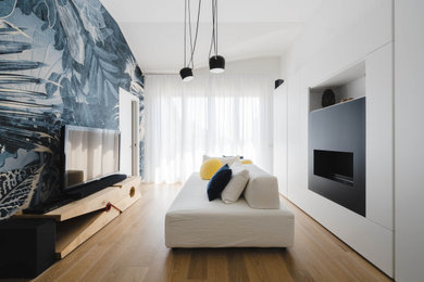 Ispirazione per un piccolo soggiorno contemporaneo aperto con libreria, pareti multicolore, parquet chiaro, camino lineare Ribbon, cornice del camino in metallo, TV autoportante, pavimento beige e carta da parati