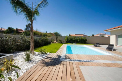 Aménagement d'une piscine méditerranéenne de taille moyenne et rectangle.