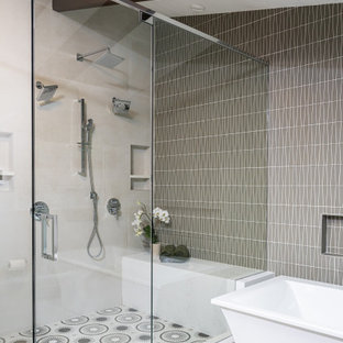 Inspiration för mellanstora retro vitt en-suite badrum, med släta luckor, skåp i mörkt trä, ett fristående badkar, en hörndusch, en toalettstol med hel cisternkåpa, grå kakel, glaskakel, grå väggar, klinkergolv i porslin, ett undermonterad handfat, bänkskiva i kvarts, vitt golv och dusch med gångjärnsdörr